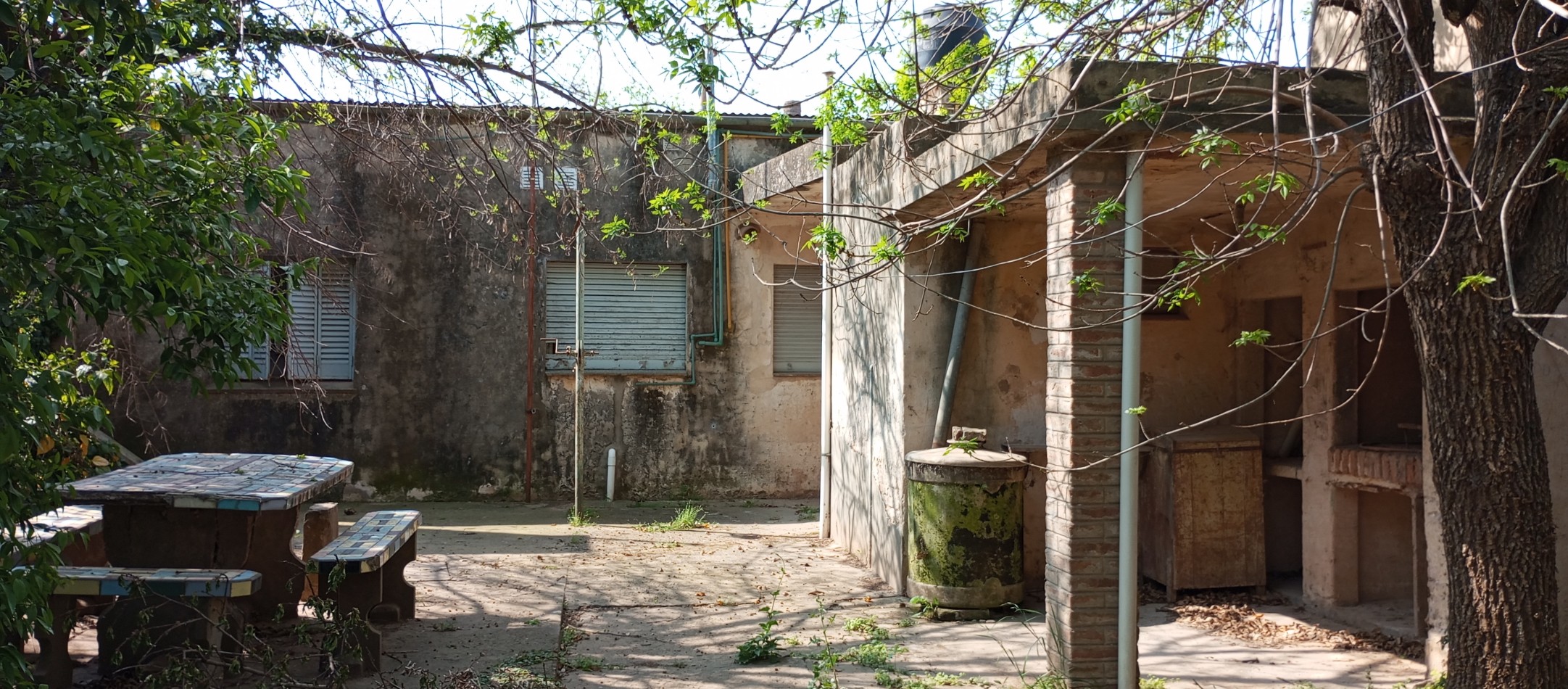 Se vende en San carlos centro casa con 2 dormitorios y patio .