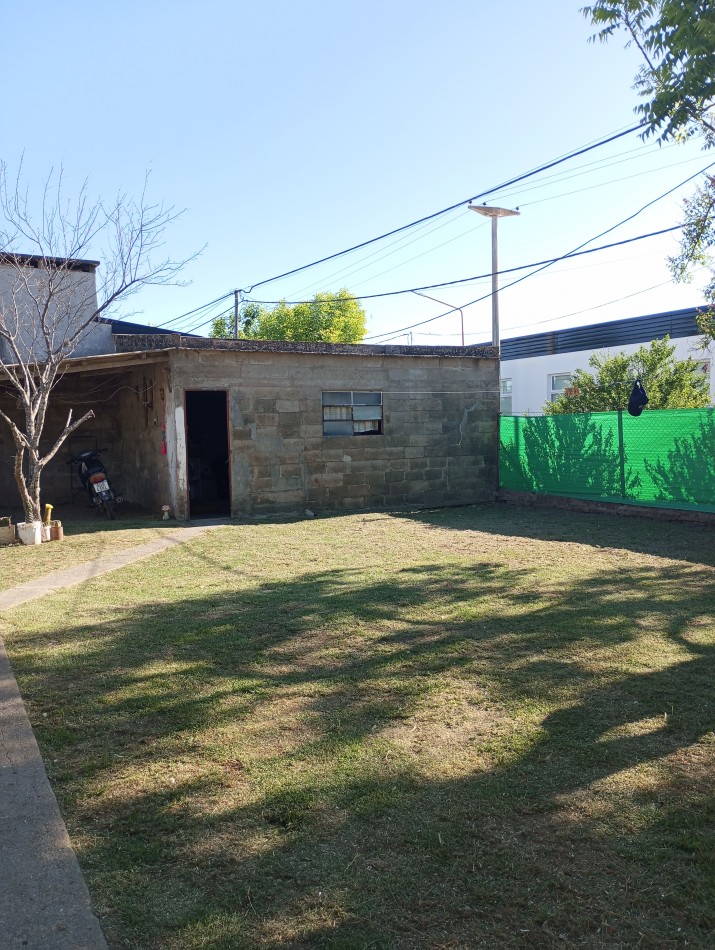 Casa con 3 dormitorios y patio en San carlos sud .