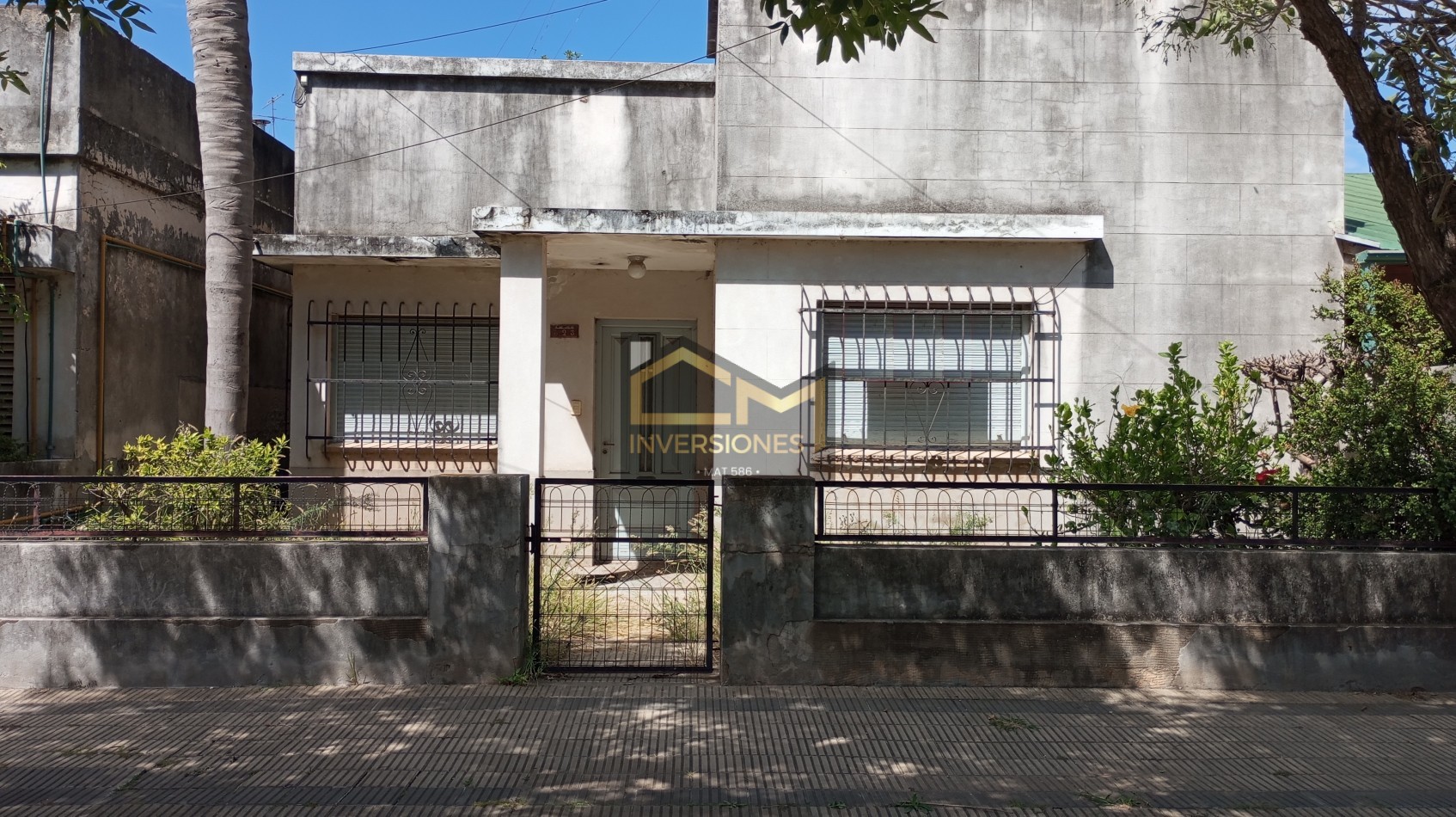 Se vende en San carlos centro casa con 2 dormitorios y patio .