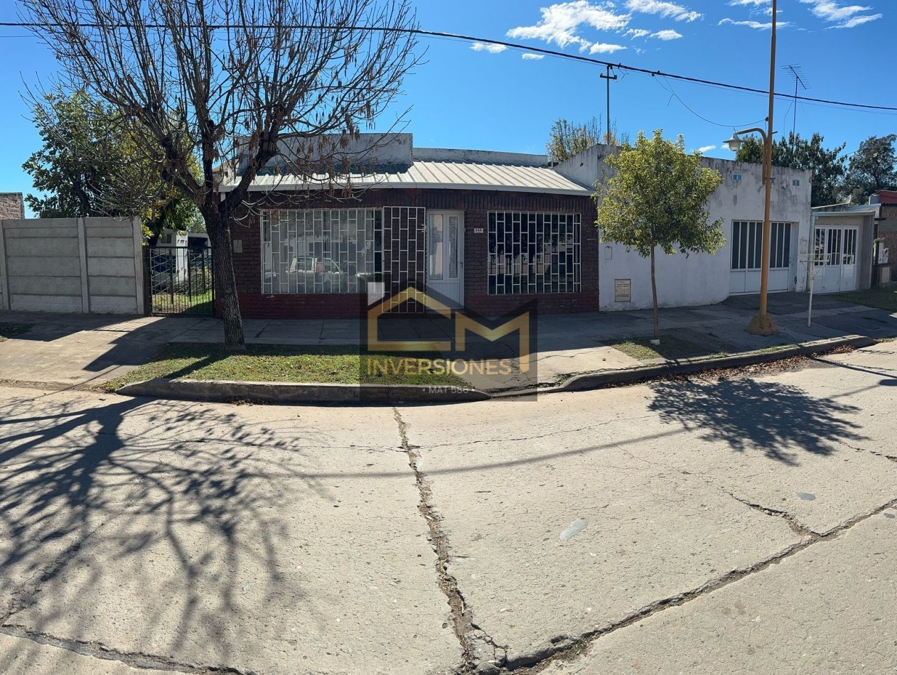 Casa con dos dormitorios pileta y cochera en San Carlos  Sud en venta 