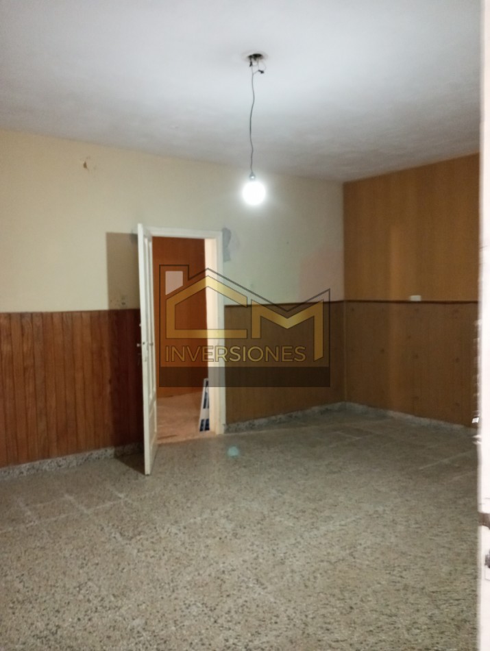 Casa con dos dormitorios y cochera en San Carlos Centro a la venta