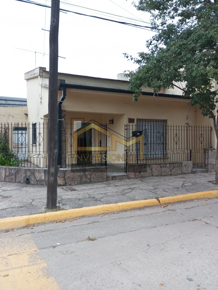 Casa con dos dormitorios y cochera en San Carlos Centro a la venta