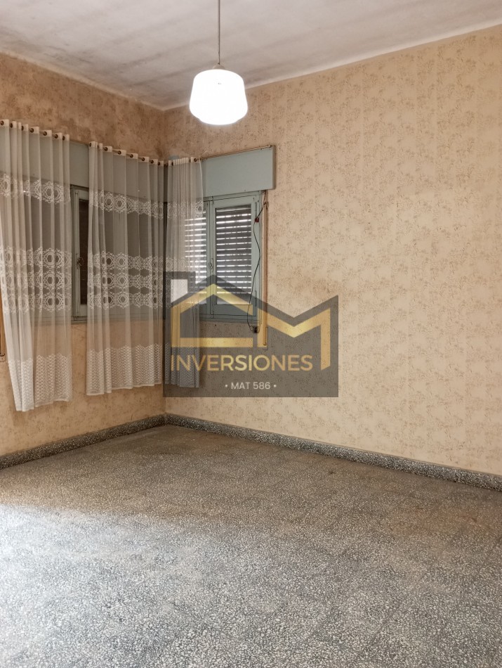 Se vende en San carlos centro casa con 2 dormitorios y patio .