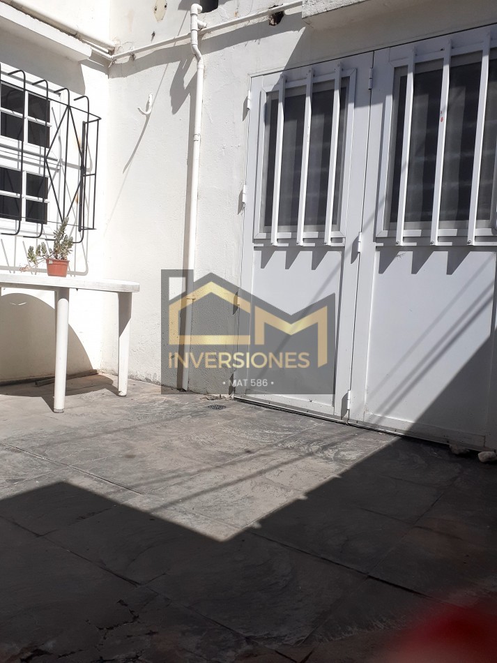 Casa con dos dormitorios y patio en zona sur a la venta 