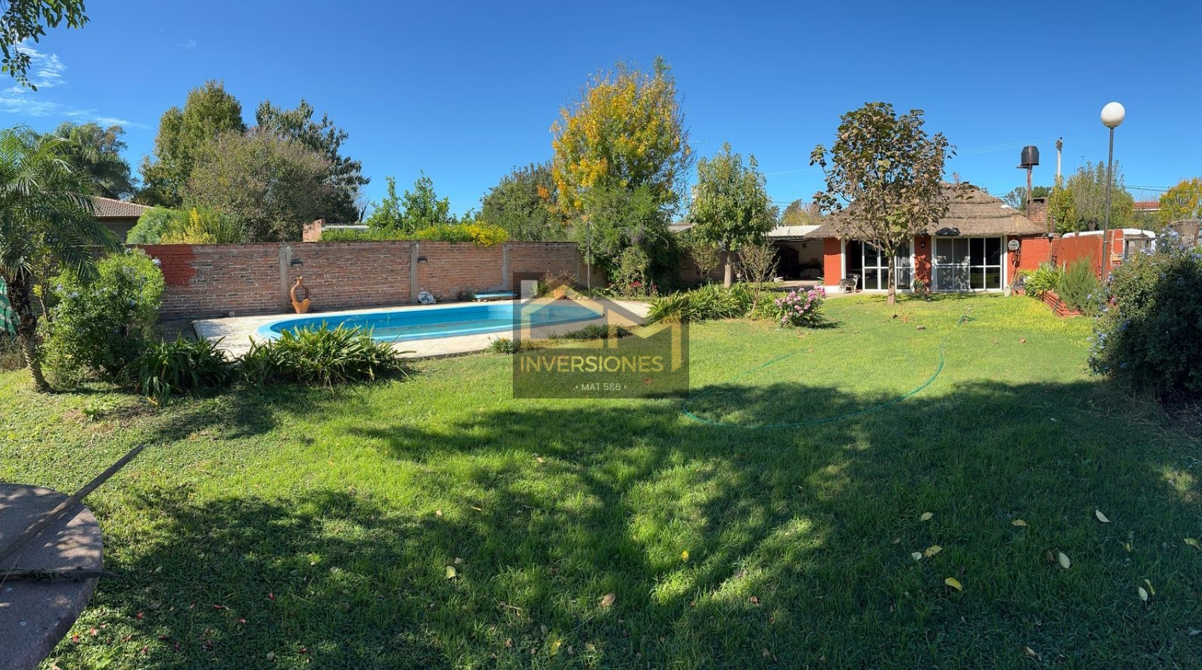 Casa con dos dormitorios pileta y cochera en San Carlos  Sud en venta 