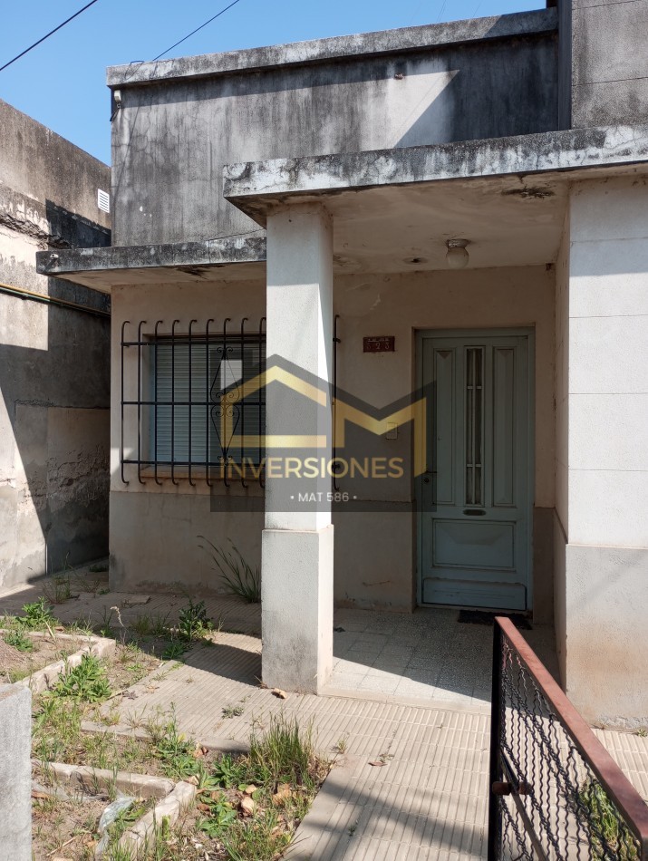 Se vende en San carlos centro casa con 2 dormitorios y patio .