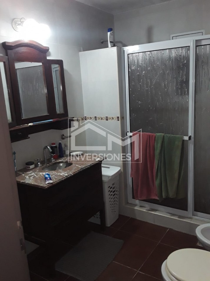 Casa al frente con 3 dormitorios cochera y departamento a terminar con su  entrada independiente a pasitos de Peñaloza !