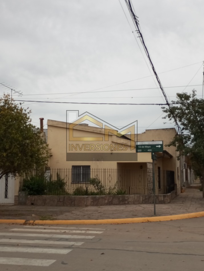 Casa con dos dormitorios y cochera en San Carlos Centro a la venta