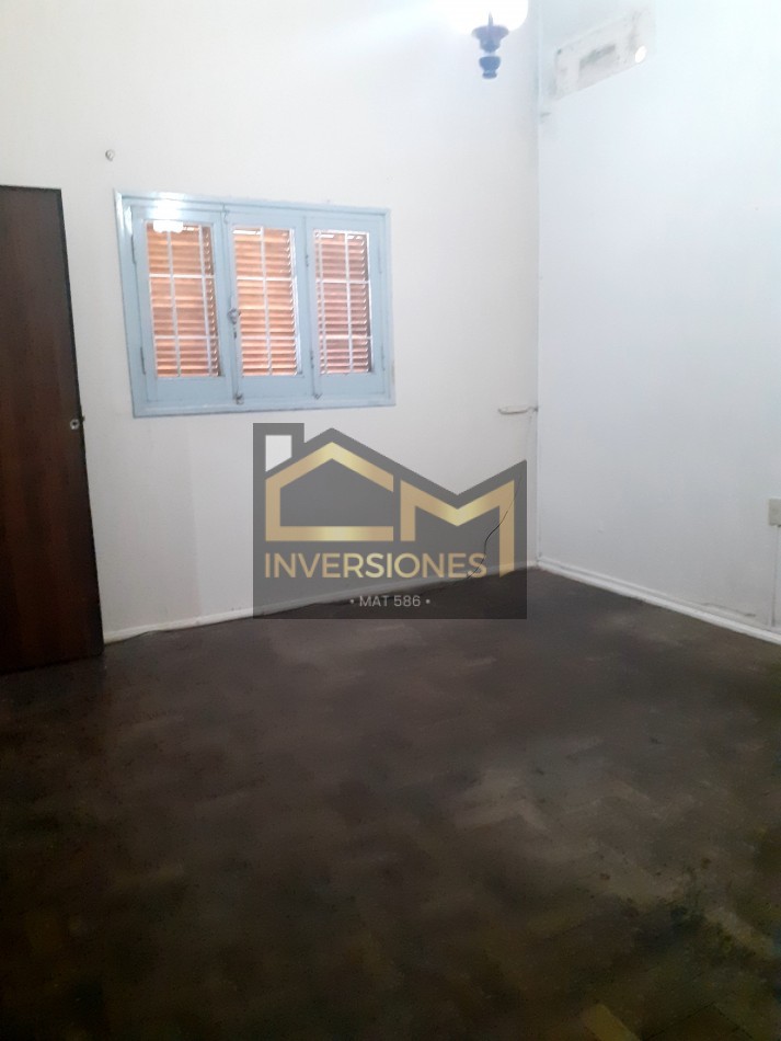 Casa con dos dormitorios y patio en zona sur a la venta 