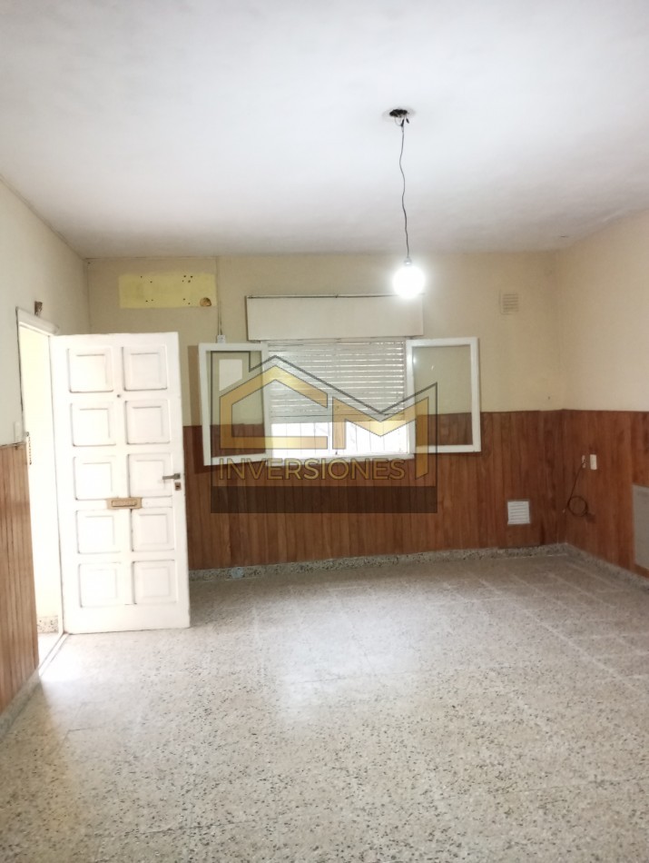 Casa con dos dormitorios y cochera en San Carlos Centro a la venta