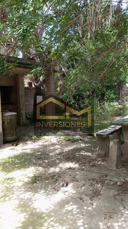 Se vende en San carlos centro casa con 2 dormitorios y patio .