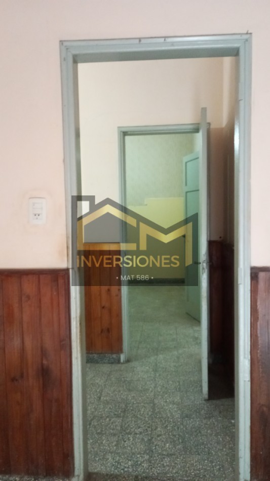 Se vende en San carlos centro casa con 2 dormitorios y patio .