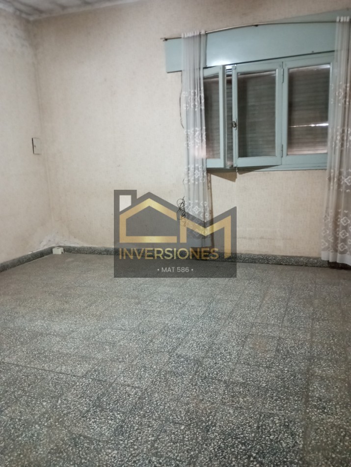 Se vende en San carlos centro casa con 2 dormitorios y patio .