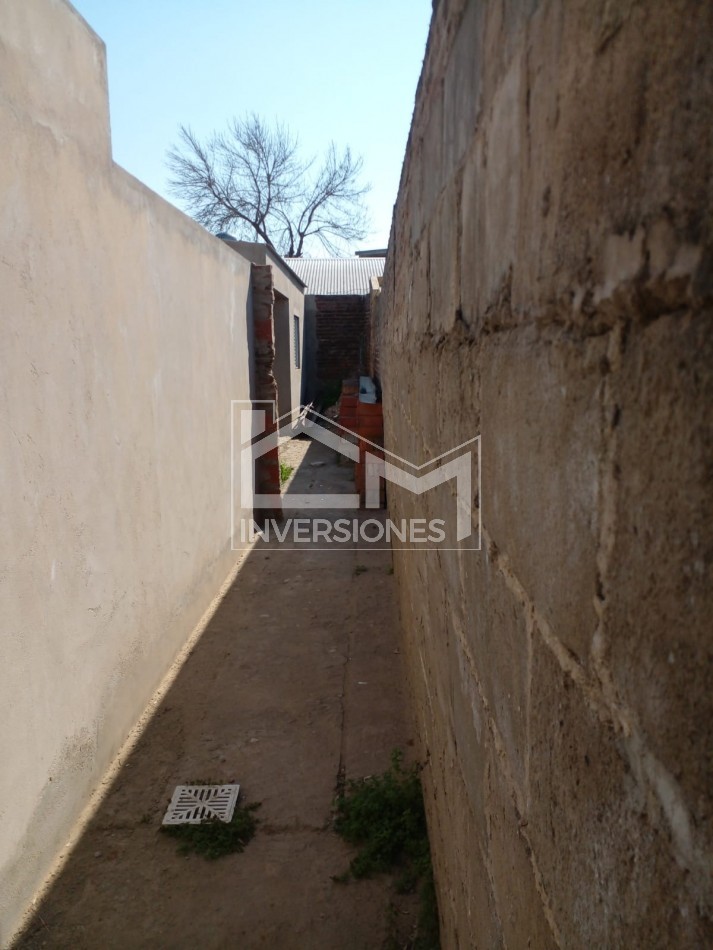 Casa al frente con 3 dormitorios cochera y departamento a terminar con su  entrada independiente a pasitos de Peñaloza !