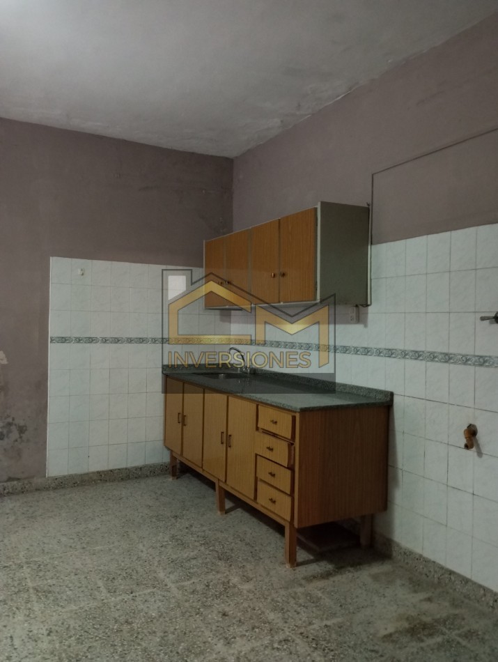 Casa con dos dormitorios y cochera en San Carlos Centro a la venta