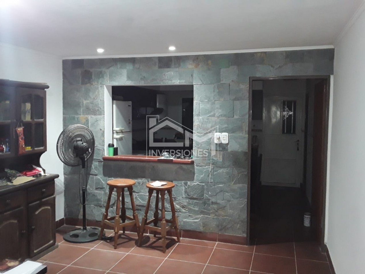 Casa al frente con 3 dormitorios cochera y departamento a terminar con su  entrada independiente a pasitos de Peñaloza !