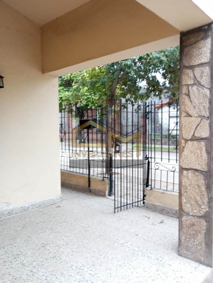 Casa con dos dormitorios y cochera en San Carlos Centro a la venta