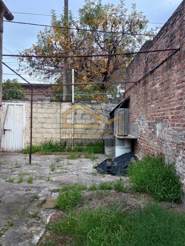 Casa con dos dormitorios y cochera en San Carlos Centro a la venta