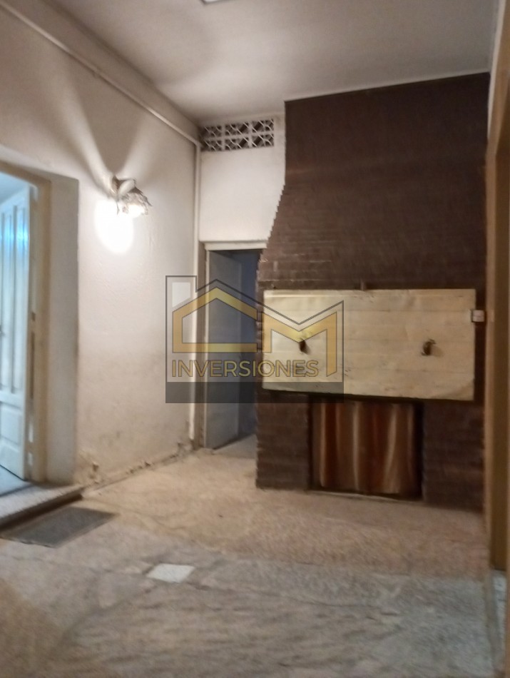 Casa con dos dormitorios y cochera en San Carlos Centro a la venta