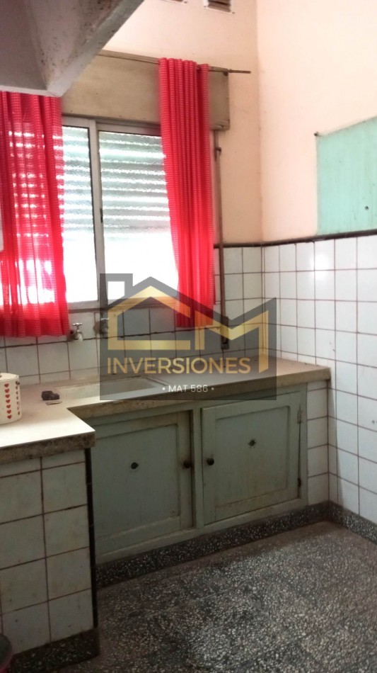 Se vende en San carlos centro casa con 2 dormitorios y patio .