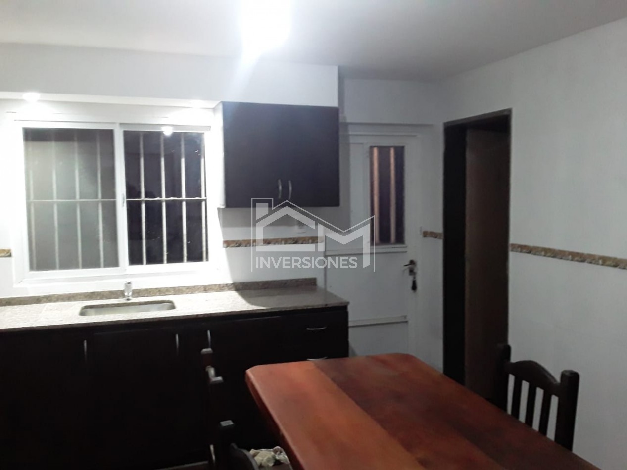 Casa al frente con 3 dormitorios cochera y departamento a terminar con su  entrada independiente a pasitos de Peñaloza !