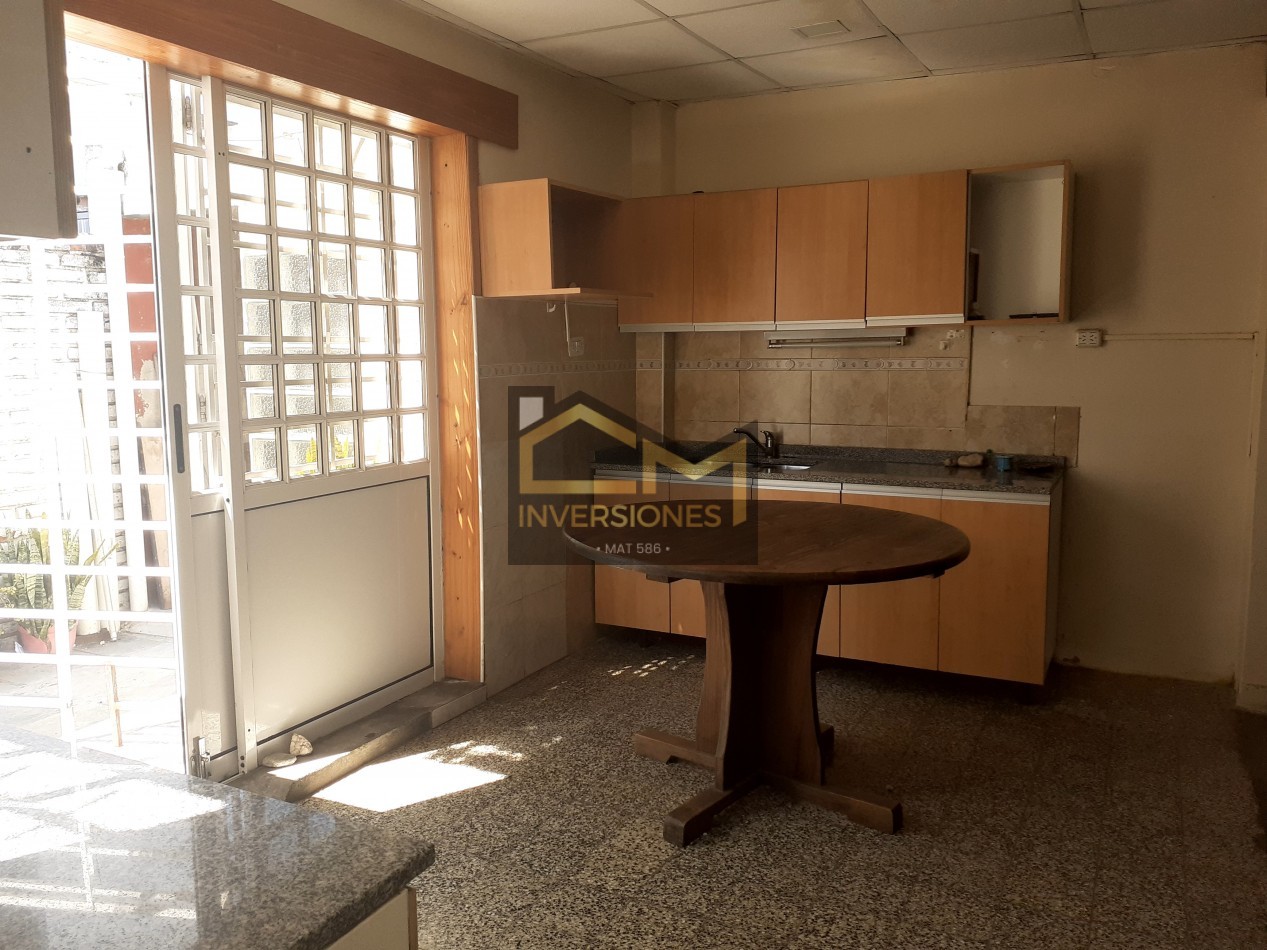 Casa con dos dormitorios y patio en zona sur a la venta 