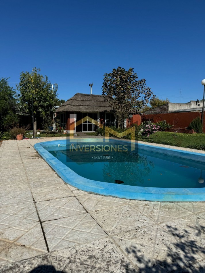 Casa con dos dormitorios pileta y cochera en San Carlos  Sud en venta 