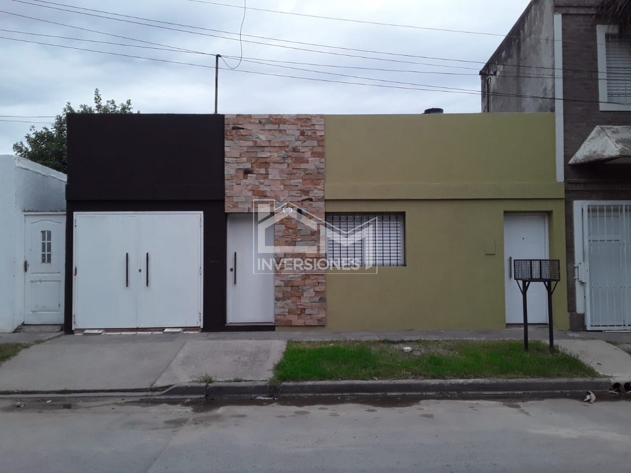 Casa al frente con 3 dormitorios cochera y departamento a terminar con su  entrada independiente a pasitos de Peñaloza !