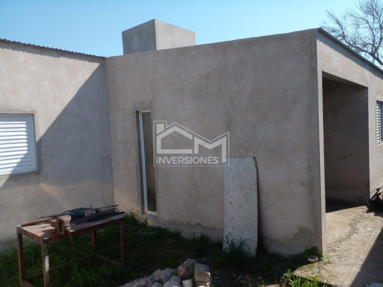 Casa al frente con 3 dormitorios cochera y departamento a terminar con su  entrada independiente a pasitos de Peñaloza !