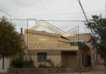 Casa con dos dormitorios y cochera en San Carlos Centro a la venta